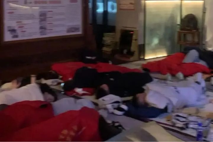 大陸五一旅遊狂潮　泰山飯店大廳成地鋪區　預估15.2億人次流動創新高