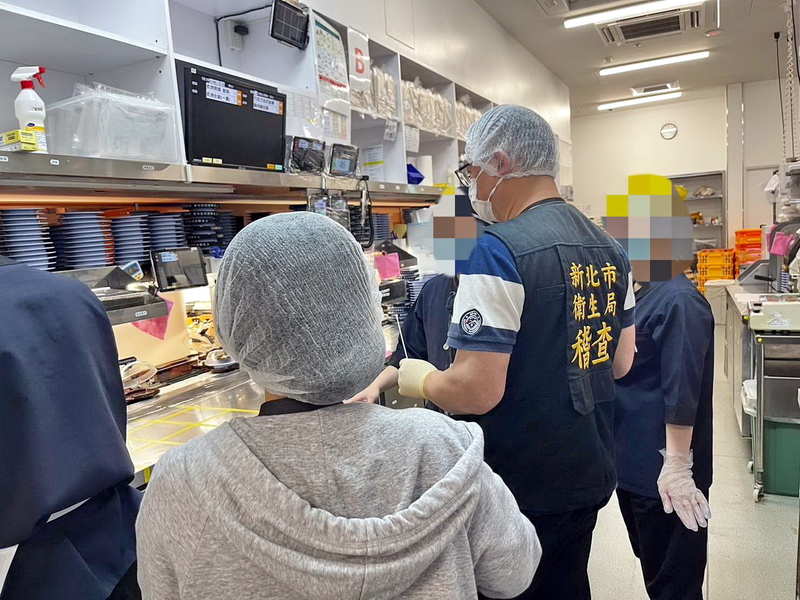 衛生局接獲食物中毒通報後，前往新莊宏匯店稽查採檢。圖/中央社