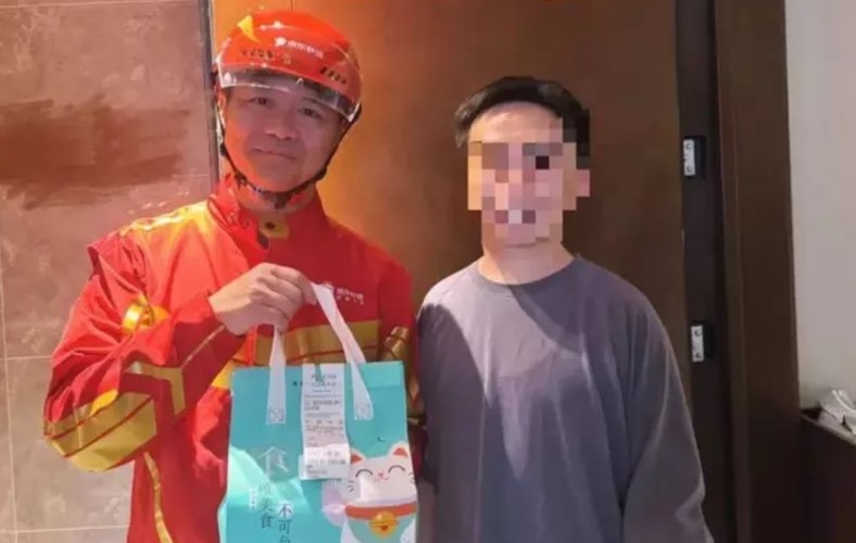 京東集團創始人劉強東21日現身北京街頭，親自穿上騎手制服配當外送員，並與顧客合影。圖取自微信公眾號•三言Pro