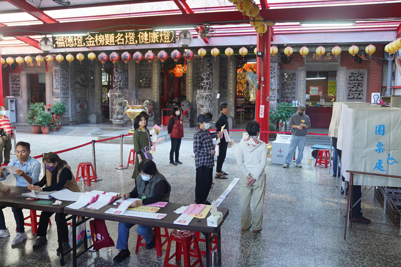 台灣目前沒有實行不在籍投票，讓選民疲於往返。圖/取自中央社