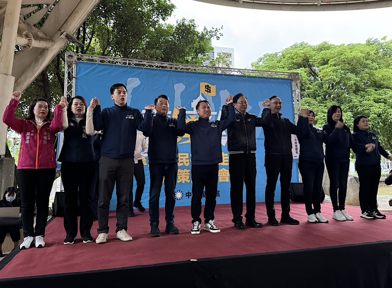 國民黨29日在桃園舉辦「反惡罷、護民主」說明會，黨主席朱立倫（右4）、桃園市長張善政（右5）等參與。圖/中央社