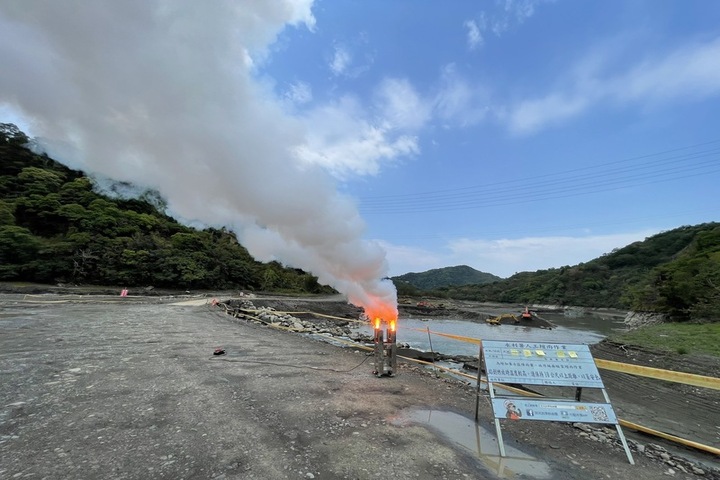 0403大地震後，仍有近1.5萬戶停水。圖為上周石門水庫試行人造雨/取自中央社