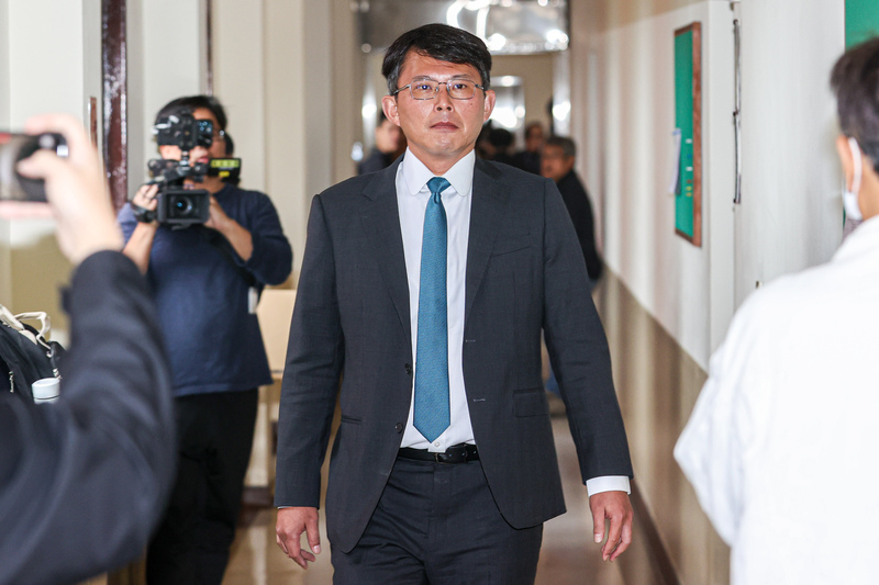黃國昌15日在立法院司法及法制委員會質詢時表示，總統有行使大赦和特赦的權力，但總統在做這個決定前，法務部應就問責性和透明性向總統提建言。圖/中央社
