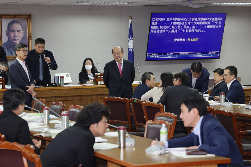 藍白聯手國會改革案「逐條審查不討論」，民進黨譴責「違反議事規則」。圖/中央社