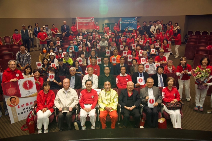 素行生命能量協會理事長彭百顯（左3）出席《素學3》新書發表會表示，藉由素行體現自己內心靈性的覺醒，才能「護地球」、「護眾生」。圖/素行生命能量協會提供