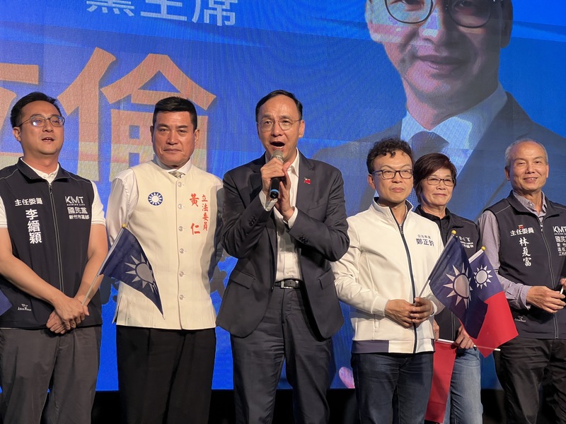 國民黨主席朱立倫（左3）23日出席「反惡霸 戰獨裁」新竹市北區場，邀請民眾26日共同上凱道集會。圖/中央社