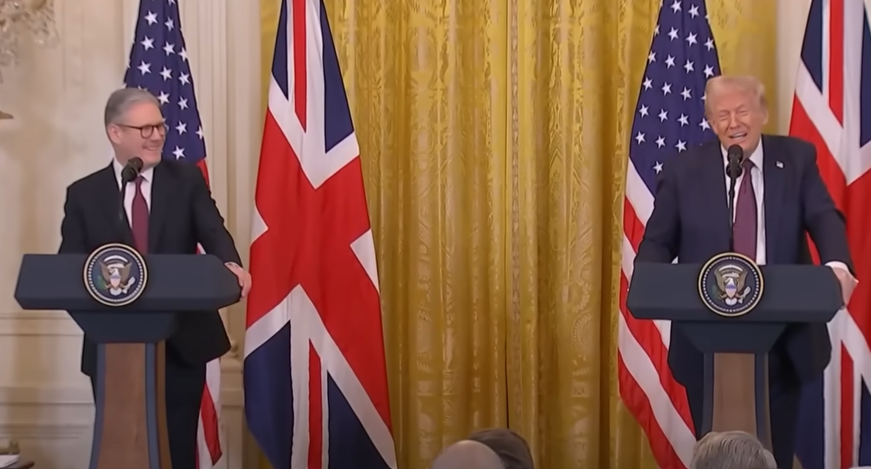 英國首相施凱爾（左）在記者會上回答記者關於加拿大問題時，被美國總統川普（右）打斷。圖/翻攝自CBS News Youtube 頻道