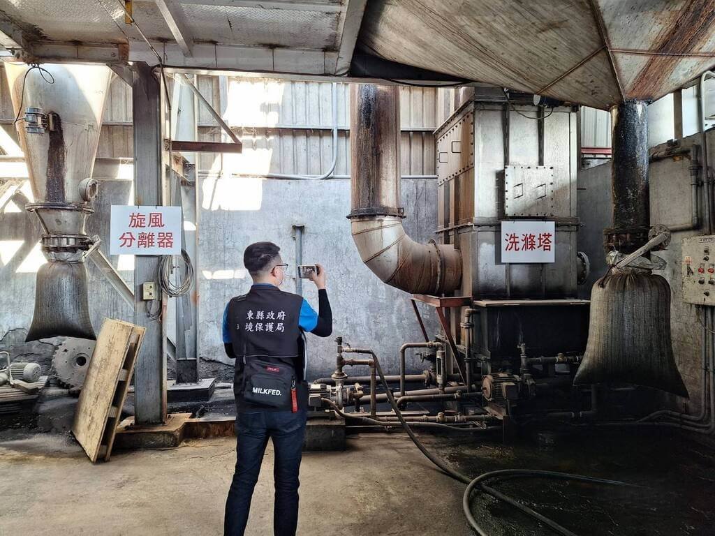 屏東縣恆春測站昨天測得空氣品質達紅色警戒,環保局為減緩空污情形立即派員前往稽查。圖/中央社