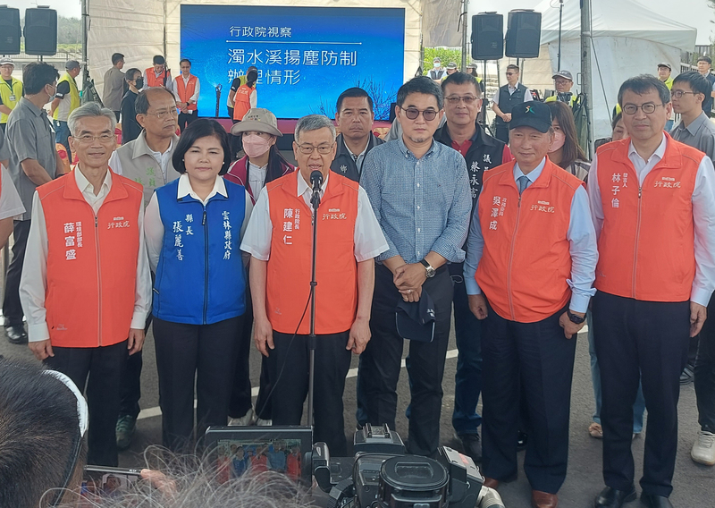 行政院長陳建仁（前左3）19日在雲林受訪時表示，會密切關注股市動態，必要時會採措施。圖／ 中央社