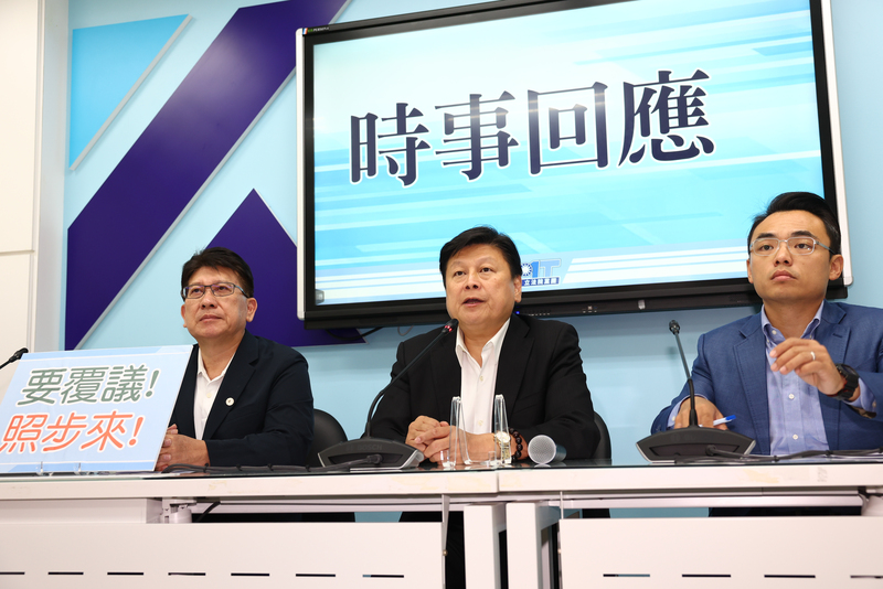 國民黨立法院黨團總召傅崐萁（中）、書記長洪孟楷（右）、首席副書記長林思銘（左）12日舉行記者會，表達希望18日立法院會能夠就行政院所提國會改革覆議案進行討論。圖/中央社