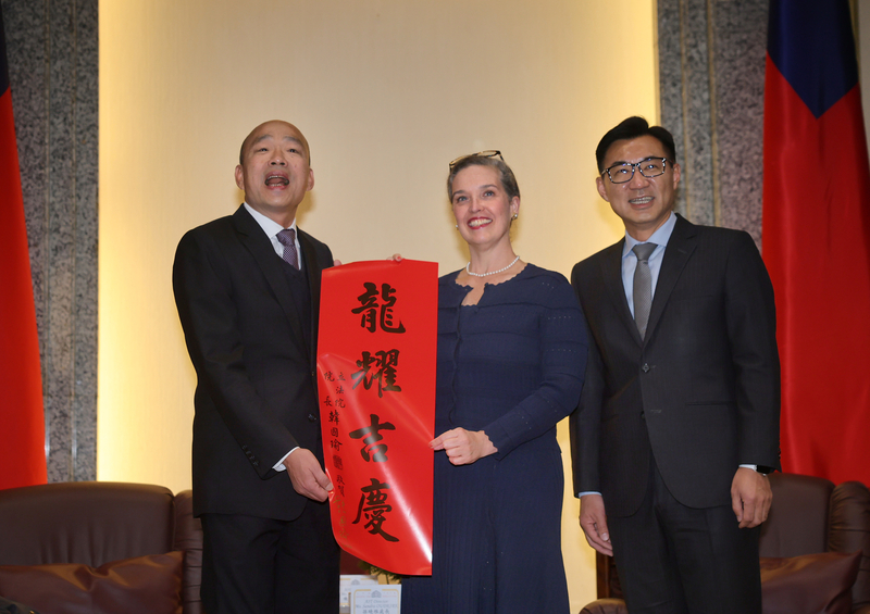 立法院長韓國瑜（左）16日在立法院接見美國在台協會（AIT）處長孫曉雅（中），立法院副院長江啟臣（右）在旁陪同，韓國瑜並致贈孫曉雅「龍耀吉慶」春聯。圖／中央社