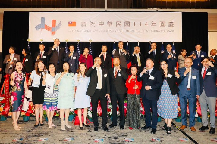 外交部才喊「歷史被取代很痛心」　僑胞抓包國慶邀請函「中華民國不見了」