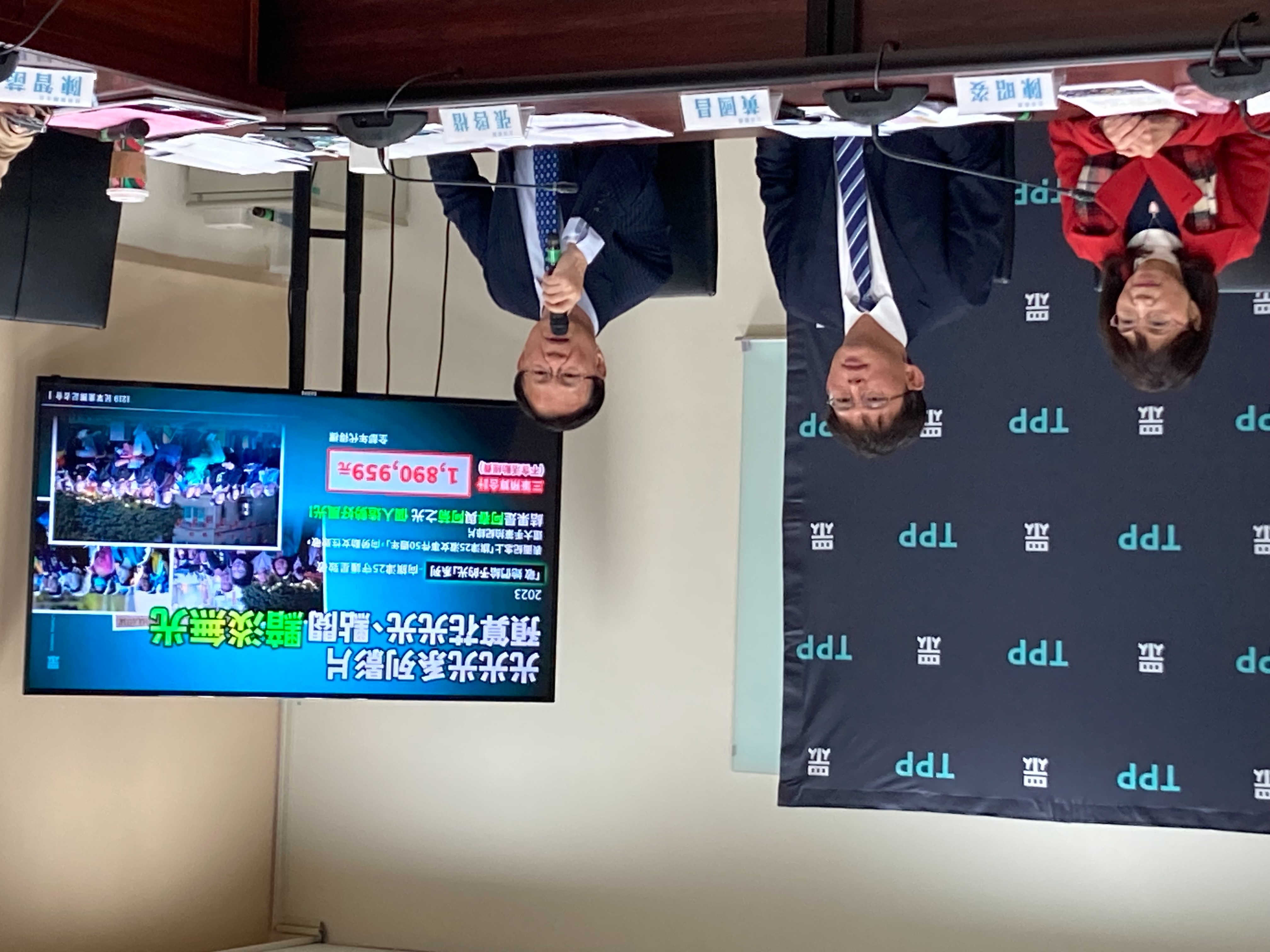 左起民眾黨立委陳昭姿、黃國昌、張啓楷，19日質疑勞動部濫花公帑搞大內宣，或成為首長小金庫。圖/民眾黨提供