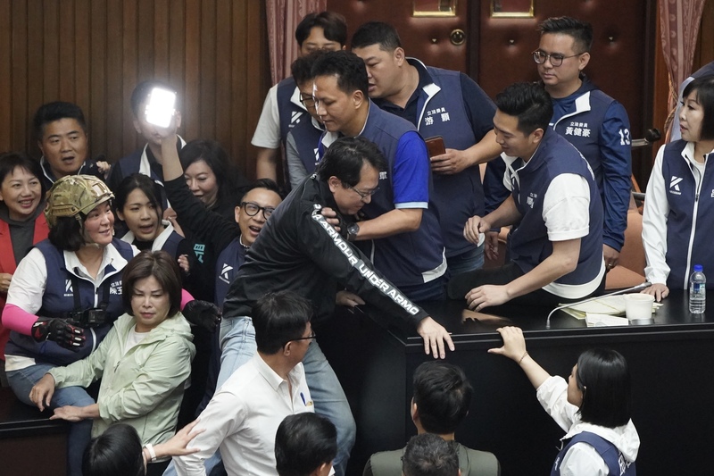 立院17日表決國會改革五法導致數波肢體衝突，圖為綠委發動突襲，在數波攻防中藍委吳宗憲肋骨撕裂傷。圖／中央社