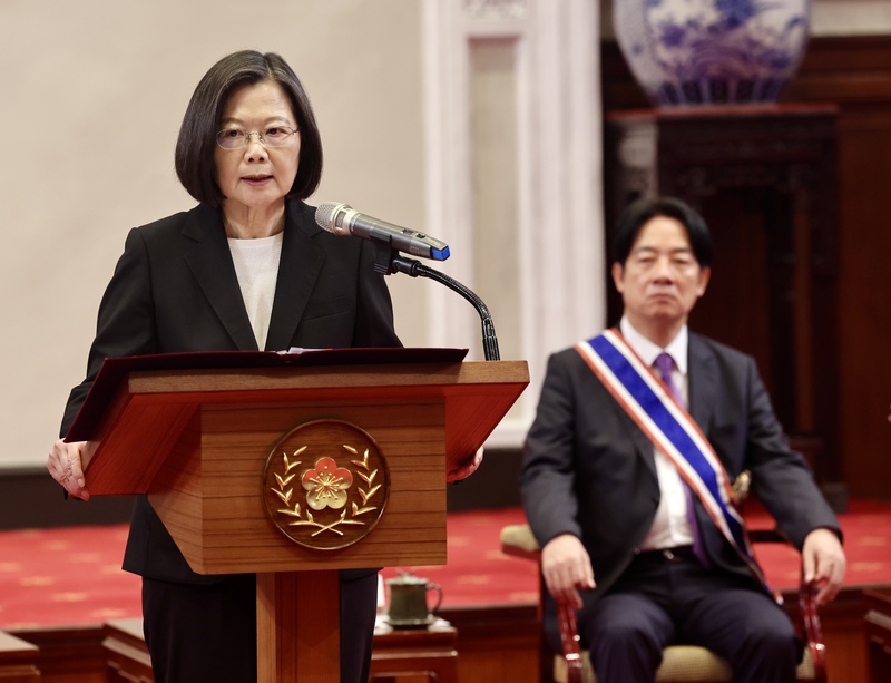 蔡英文13日頒授副總統賴清德等13名政務人員勳章，對於兩岸關係及台灣安全議題避而不談，充分暴露出，民進黨政府的鴕鳥心態。圖/中央社