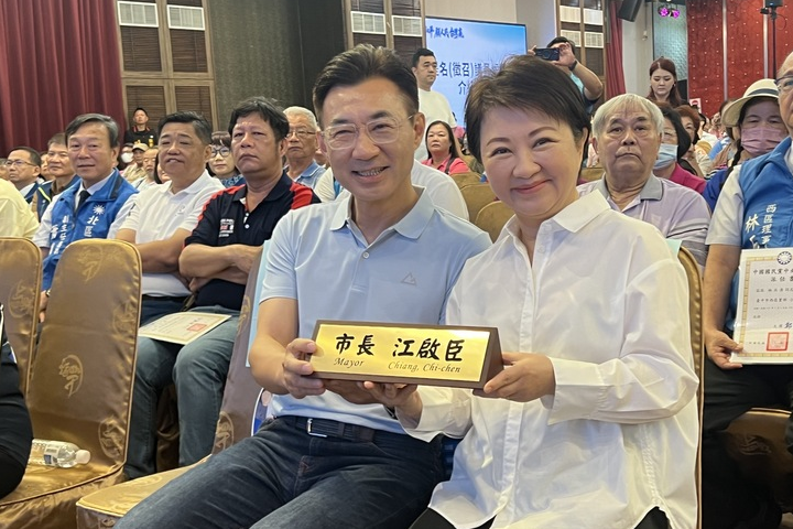 特製市長桌牌贈江啟臣　盧秀燕：2026勝利才有2028