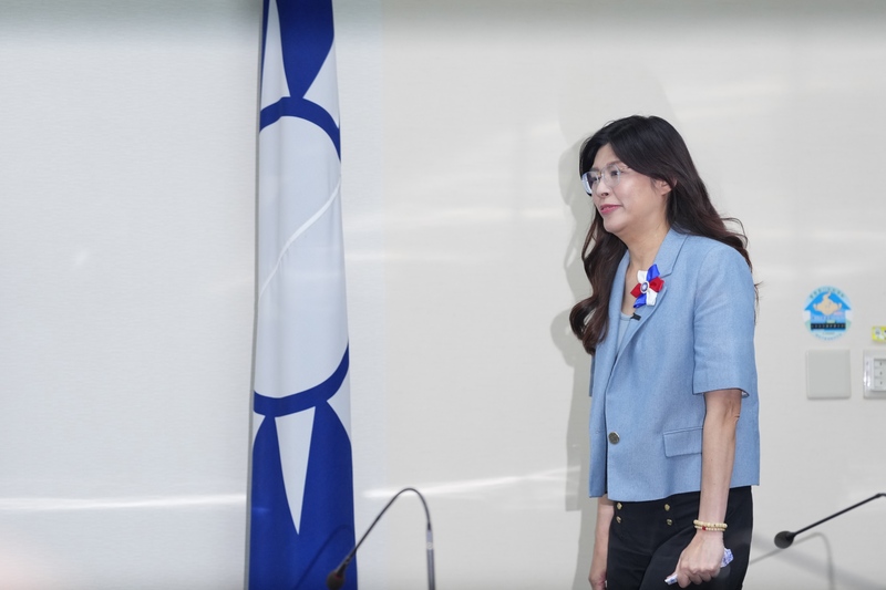【梅花評論】從綠轉藍    鄭麗文能翻轉政局嗎？