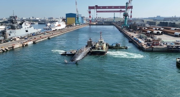 台船公司表示，國造潛艦原型艦「海鯤號」28日移至測試碼頭，進行後續主機調校與繫泊試俥等測試。圖/中央社