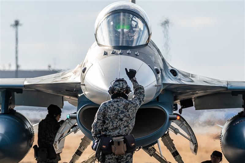 日本防衛大學培養不少日本的海空自衛隊人才,圖即出自防衛大學學員準備架機。圖/取自 防衛大学校【公式】 X