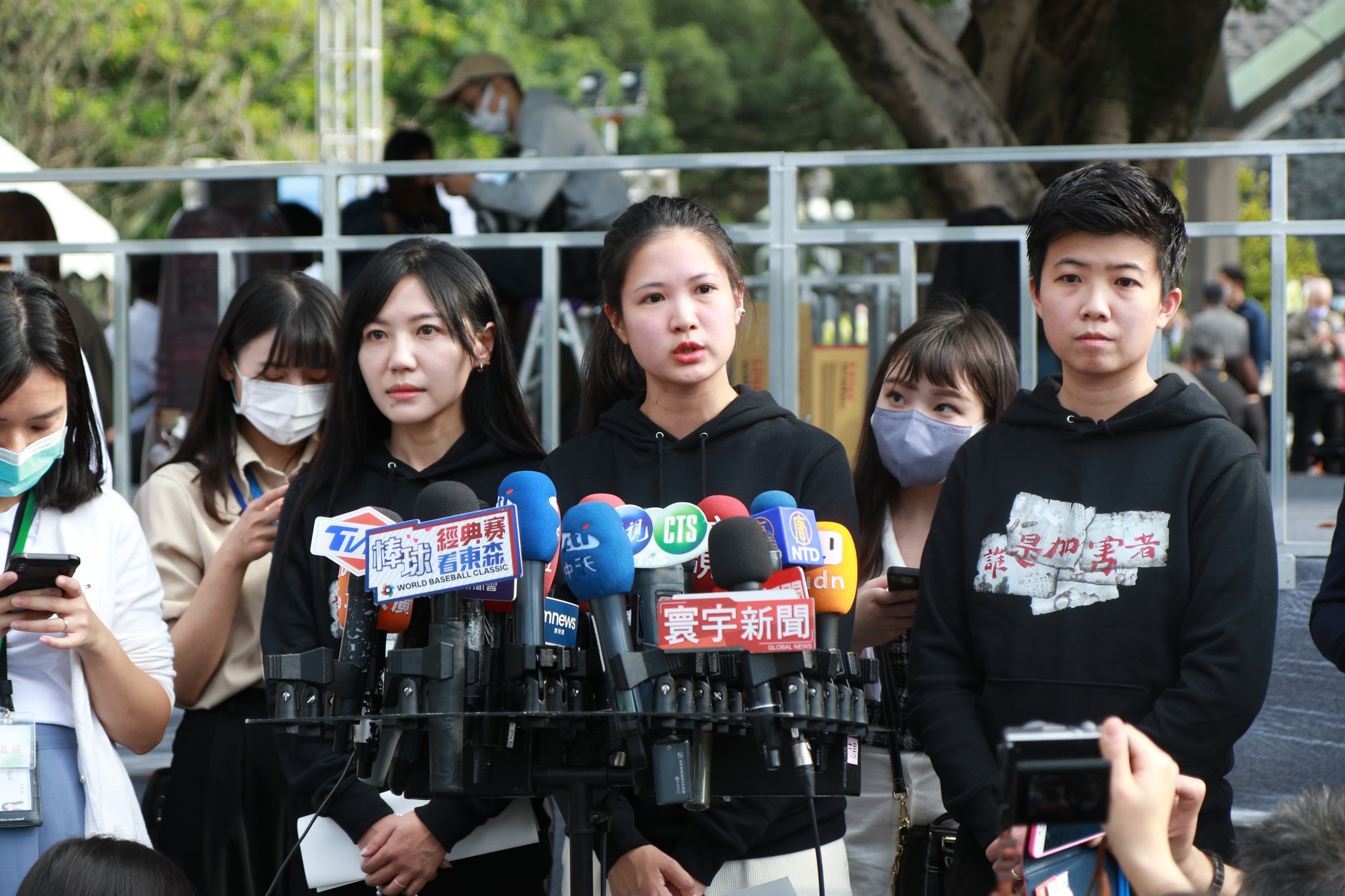 無黨籍議員苗博雅、林亮君及民進黨議員吳沛憶在台北市228事件紀念活動中抗議台北市長蔣萬安。圖/取自林亮君臉書