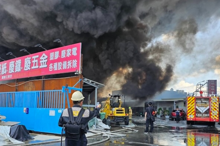 高雄市仁武區23日上午10時許，發生一處塑膠倉庫發生火警，火災產生的濃煙直竄天際，造成嚴重空汙。圖／高雄市環保局提供