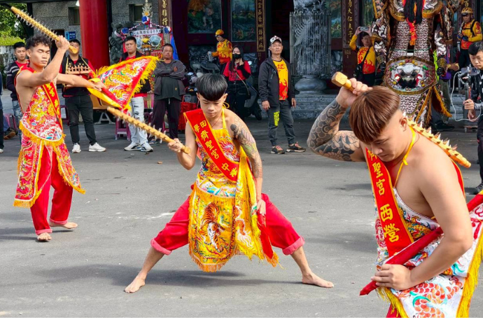 富里義聖宮特地請來五營神將來迎駕，表現特殊的威嚴氣勢。圖/記者衣冠城攝