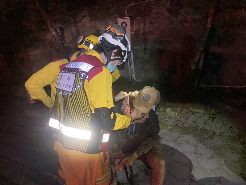 花蓮強震導致多人傷亡、多處傳災情，但也有好消息傳出。花蓮特搜人員3日晚間順利在知名景點砂卡礑步道救出2名受困外籍民眾，2人肢體均有擦傷、意識清楚。 （高雄市消防局提供） 圖/中央社