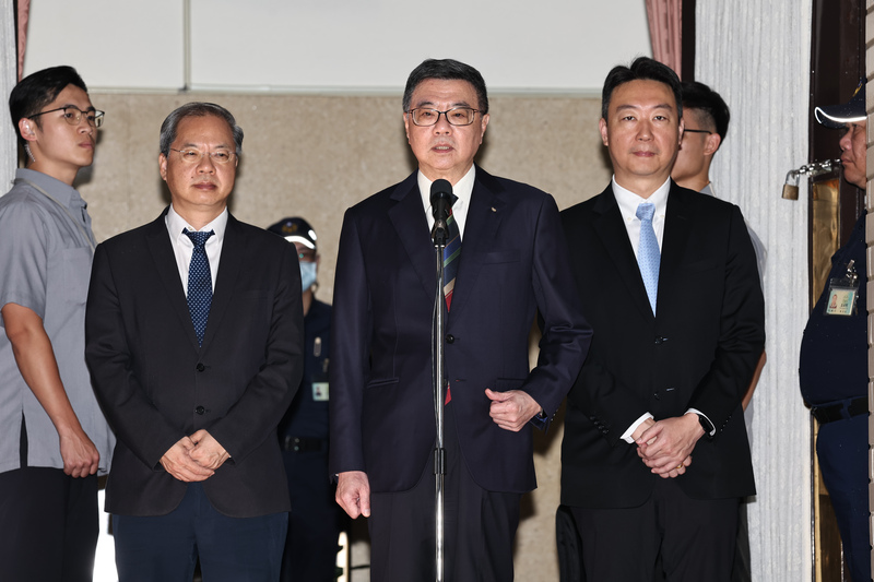行政院長卓榮泰（前中）5日赴立法院施政報告及備詢，會前與行政院祕書長龔明鑫（前左）、行政院發言人陳世凱（前右）就選罷法及澎湖漁船遭大陸扣押等議題接受媒體聯訪。圖/中央社