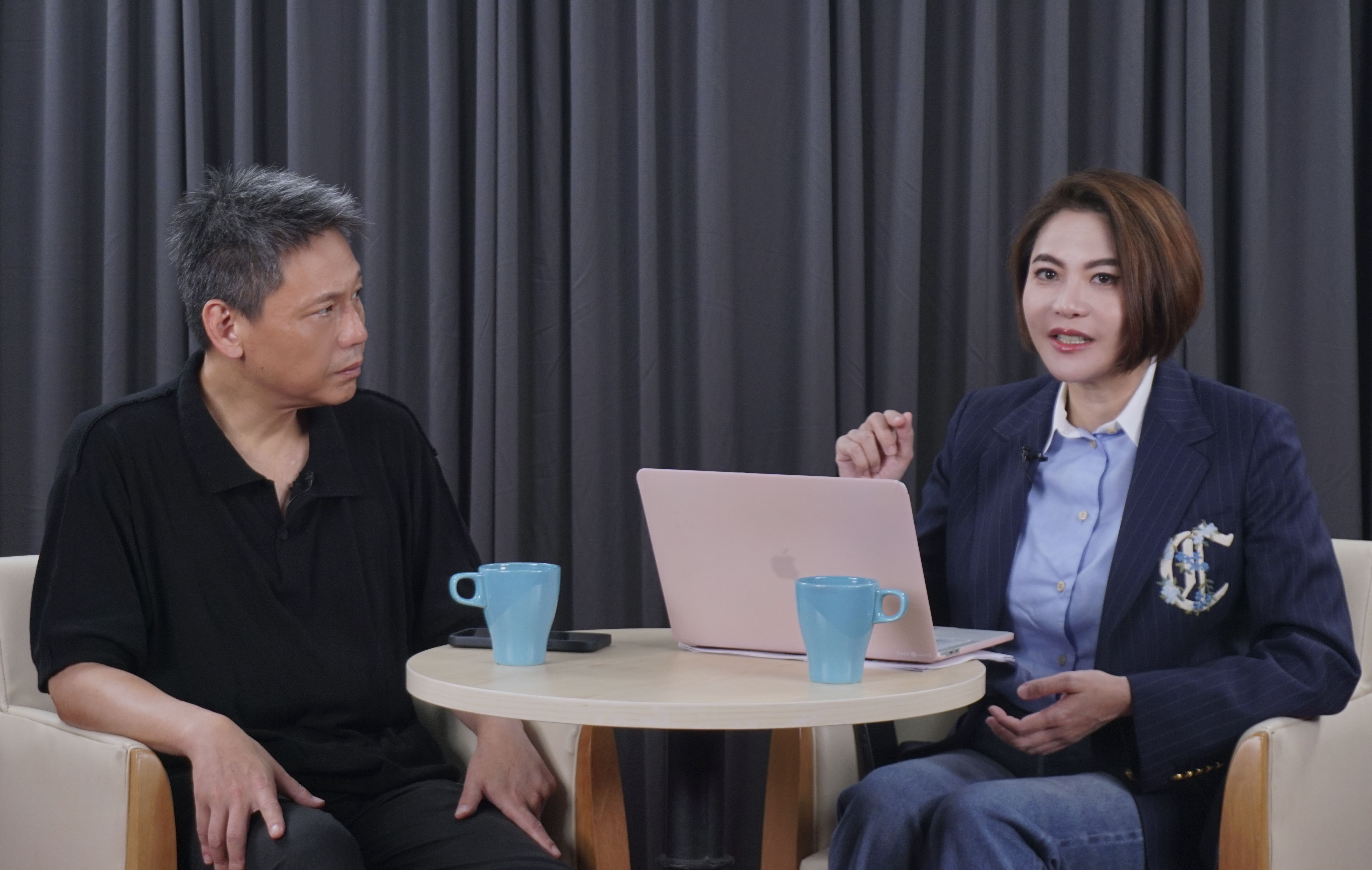 立法委員陳菁徽（右）與主持人謝寒冰（左）。圖/記者梁鴻欣攝