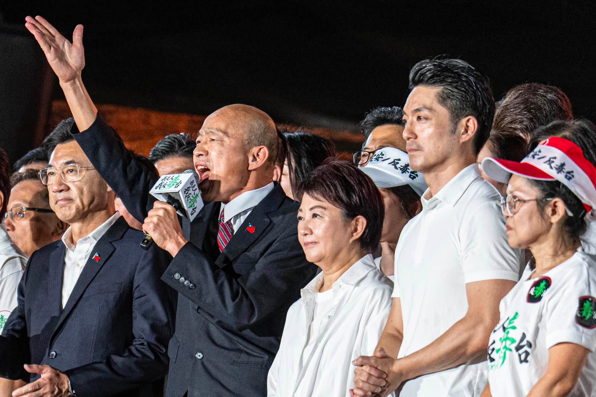 國民黨四大天王中,盧秀燕(右3)動向最受矚目,地方選舉結束後,總統選舉便準備開跑了。但權威人士認為,蔣萬安(右2)的後座力不可小覷。圖/取自蔣萬安臉書