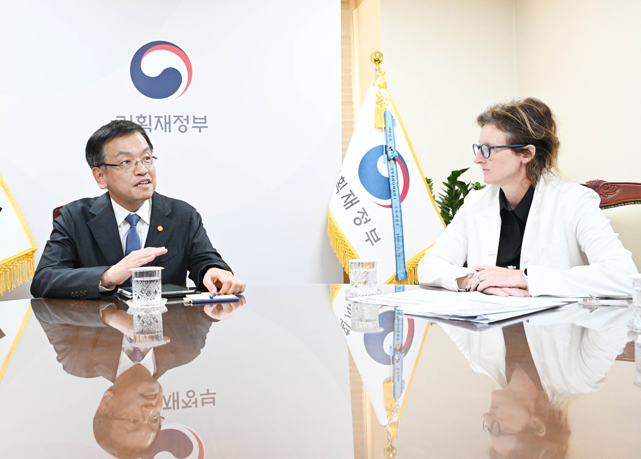 韓副總理崔相穆原定代理總統突請辭 由教育部長李周浩接任