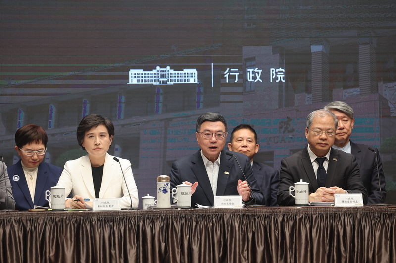 美國總統川普宣布對各國全面加徵對等關稅，圖為4日行政院長卓榮泰（前中）召開記者會說明解決方案。圖/中央社
