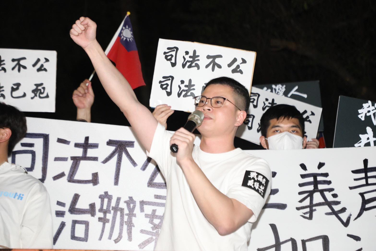 前扁辦主任陳淞山認為，賴清德總統民調現「死亡交叉」主因是檢調搜索國民黨及美高關稅等事件影響，圖為國民黨智庫國政基金會副執行長凌濤（中）抗議各地方黨部被搜索。圖／取自中國國民黨 KMT FB