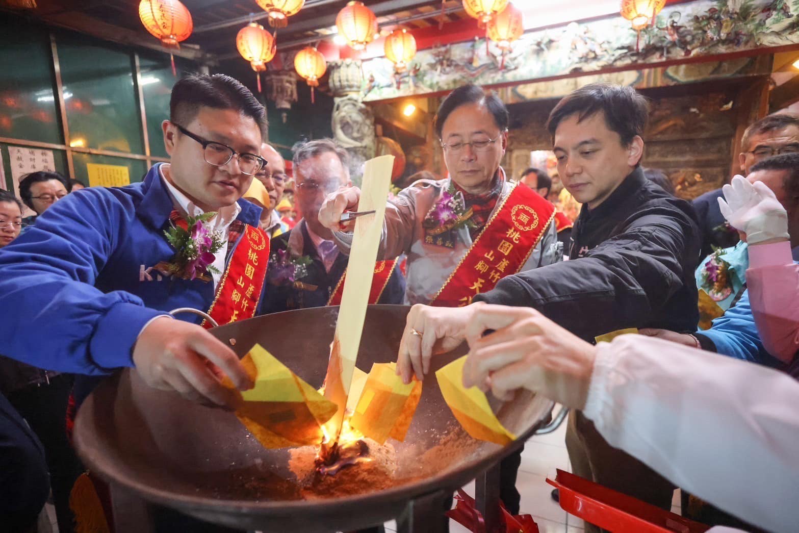 桃園市國民黨籍立委牛煦庭(右)與桃園市長張善政(中)，5日於桃園山腳天公廟福袋行程。圖/取自牛煦庭臉書