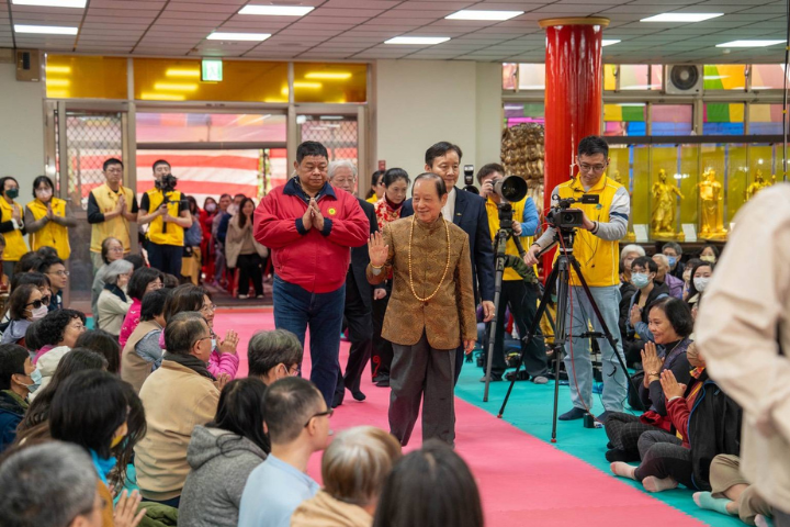 全台數千信眾扶老攜幼參加關西藥師佛禪寺元旦點亮智慧光明燈大法會。圖/關西藥師佛禪寺、關西慈航觀音禪寺提供