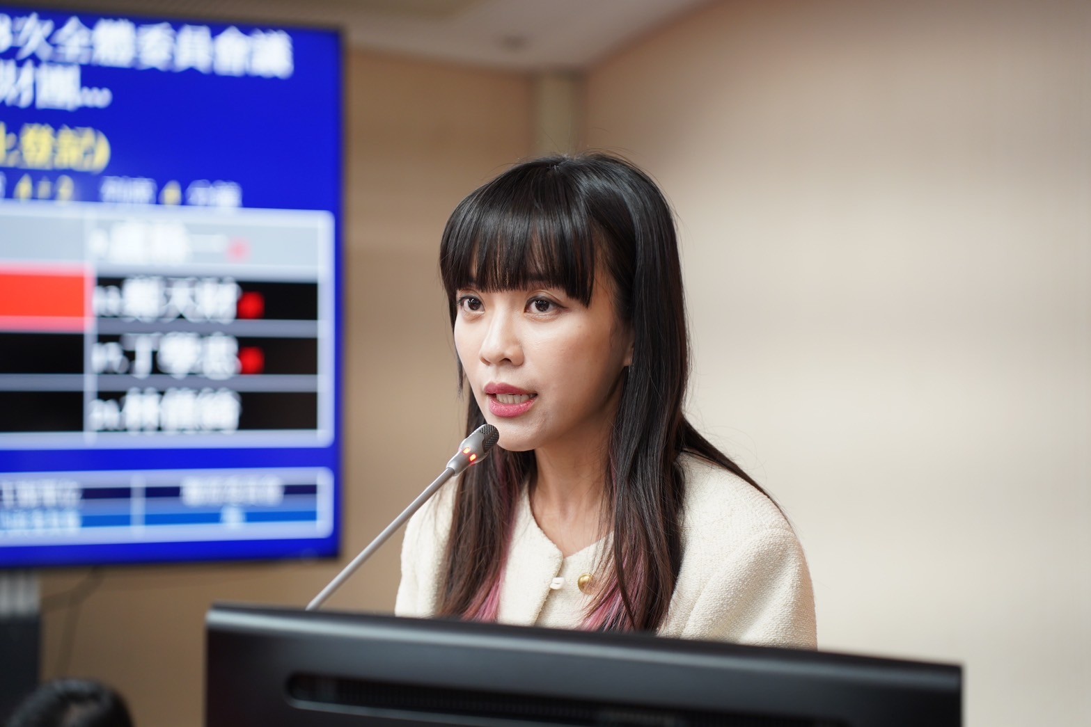 黃捷質詢表示，若官員沒正確答出早餐吃什麼，恐犯下藐視國會罪，需關1年。圖/取自黃捷臉書
