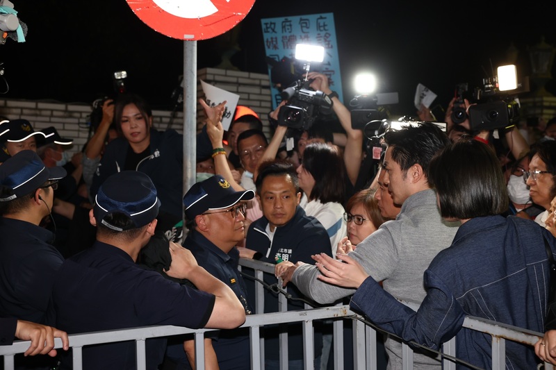 國民黨中央17日號召前往北檢外聚集抗議司法不公，台北市長蔣萬安晚間也到場響應。圖/取自中央社