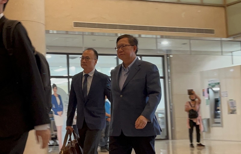 前海基會董事長鄭文燦涉嫌在擔任桃園市長時於土地重劃案中收賄500萬,今天被桃園地檢署依貪污治罪條例等罪起訴。圖為7月11日三度召開羈押庭,鄭文燦抵達法院畫面。圖/中央社