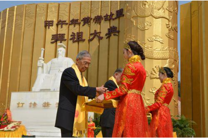 丁懋時晚年仍關心兩岸事務，圖為其2014年前往河南新鄭參加甲午年黄帝故里拜祖大典。圖／取自央廣網