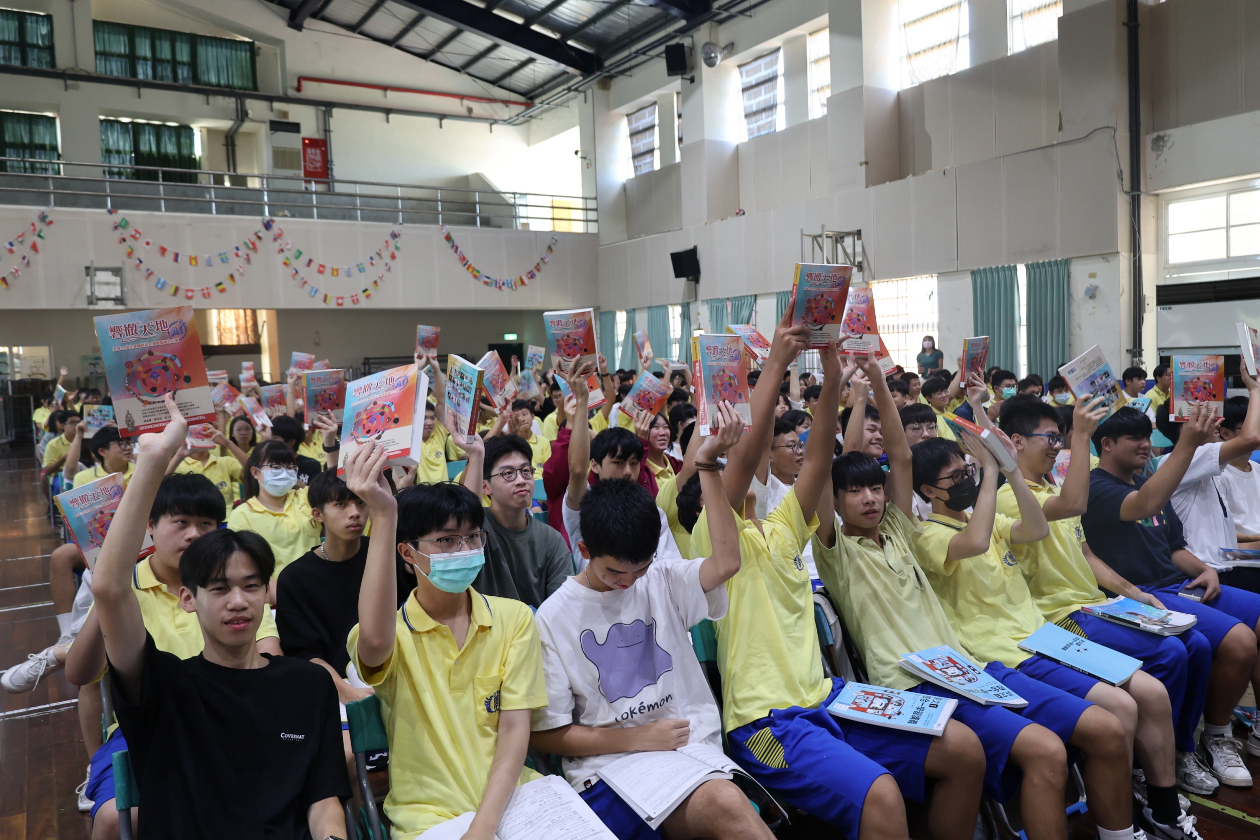 周大觀文教基金會今日於國立苗栗高中舉行「地球退燒.生命進取—全球熱愛生命獎章得主一行送愛苗栗再奏希望樂章」活動。圖/周大觀文教基金會提供
