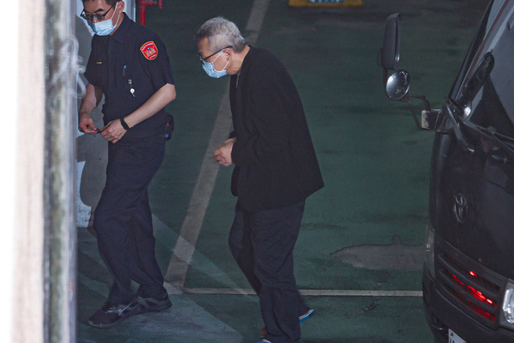 民進黨前立委陳歐珀（中）涉嫌於立委任內收受不正利益護航業者等案，台北地檢署28日以涉貪污治罪條例偵結起訴，移至北院審理。圖/中央社