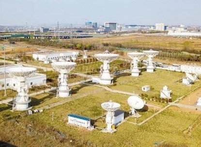 中科院國家授時中心透過地面訊號接收天線接收衛星授時訊號。圖/取自西安日報