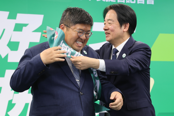 圖為總統賴清德（左）21日替嘉義縣長提名人蔡易餘（右）披上競選背帶。圖/中央社