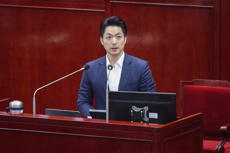 台北市長蔣萬安與台北市議員簡舒培在議會互嗆。圖／中央社