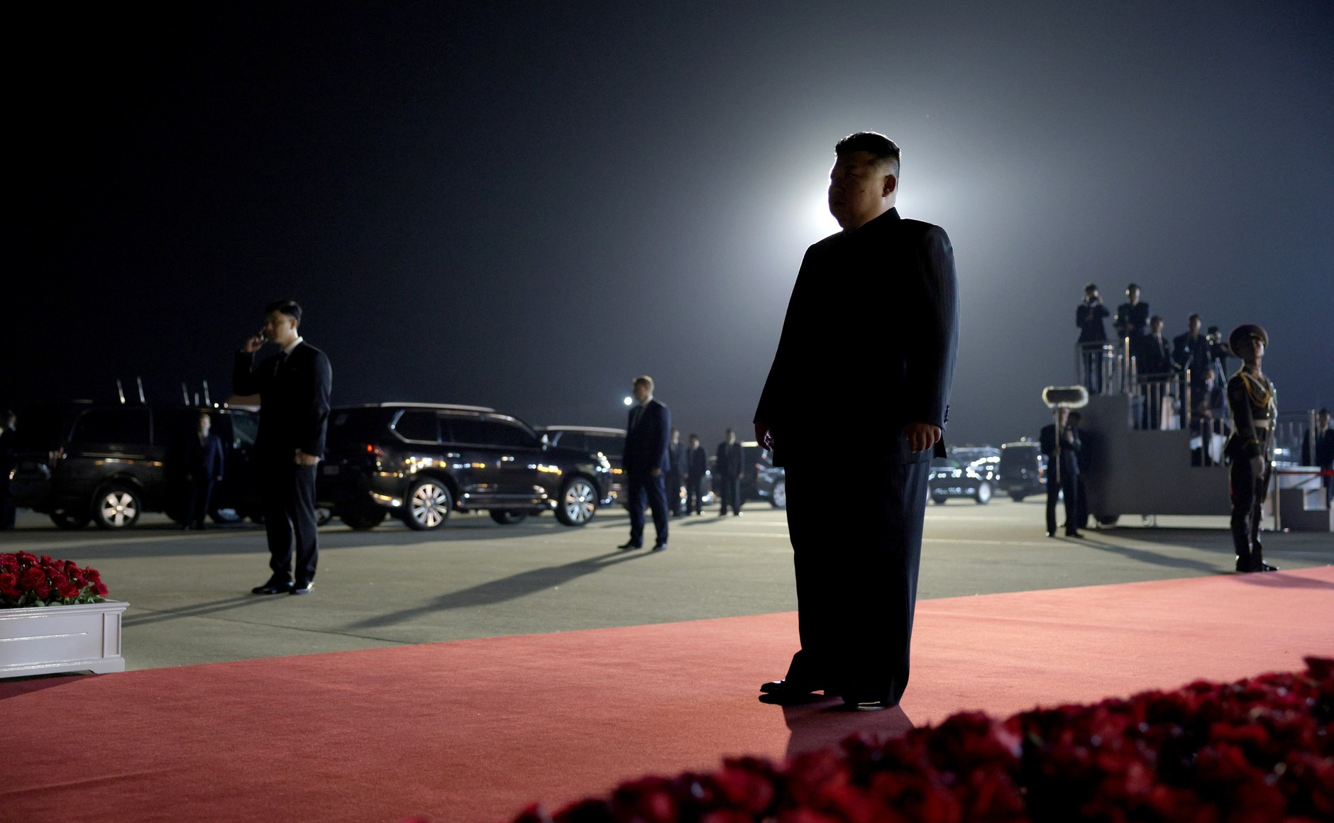 金正恩凌晨2時許在平壤機場迎接普丁。圖/取自俄羅斯總統官網