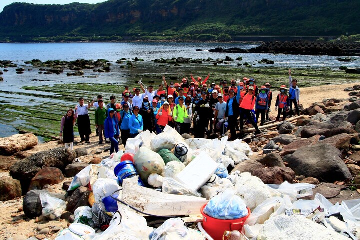 淨灘清出880公斤垃圾及660公斤資源回收物。圖/取自新北市政府官網