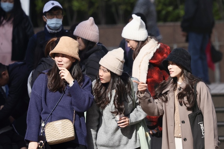 強烈大陸冷氣團減弱清晨輻射冷卻仍低溫　周一後不排除出現首波寒流