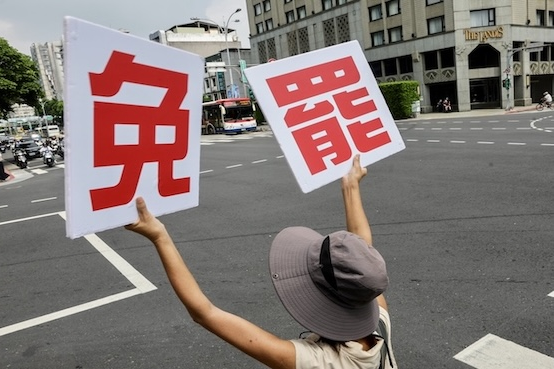 對於大罷免何時投票，中選會主委李進勇12日表示，依法投票時間會落在7月10日到8月19日間。圖為罷免團體「山除薇害」9日在台北舉行說明會，志工在路口舉牌宣傳，盼接觸更多搖擺選民了解罷免行動。圖／中央社