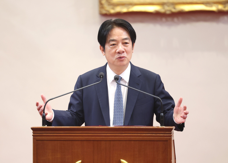 美麗島電子報24日公布民調結果，總統賴清德（圖）信任度和執政滿意度雙跌。圖為賴清德24日在總統府接見「第27屆全國商店傑出店長」時致詞。圖/中央社