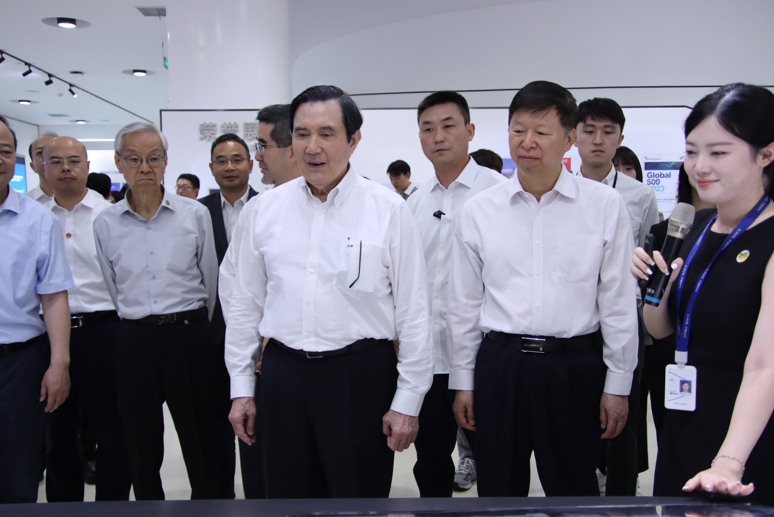 馬英九參訪寧德時代時，國台辦主任宋濤（前右2）陪同參觀。圖／馬英九辦公室提供